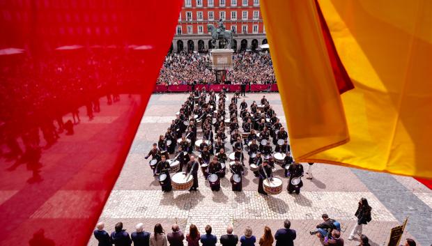 La tradicional tamborrada de la Plaza Mayor a cargo de la Cofradía de la Coronación de Espinas (Zaragoza)