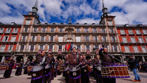 La tradicional tamborrada de la Plaza Mayor a cargo de la Cofradía de la Coronación de Espinas (Zaragoza)