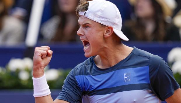 Holger Rune celebra un punto durante la final del Barcelona Open Banc Sabadell