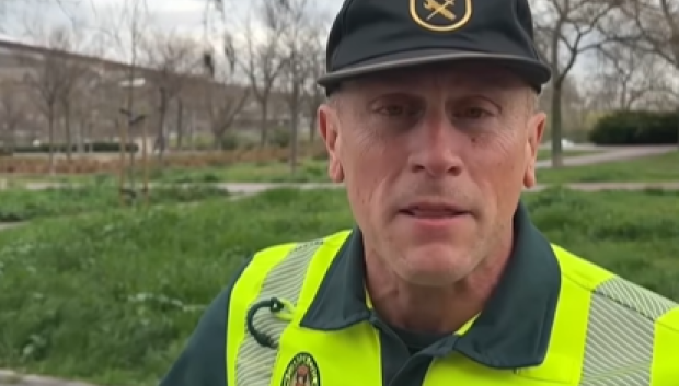 El agente durante las explicaciones