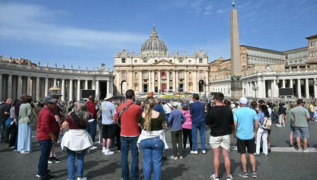 Varias personas reunidas en la plaza de San Pedro tras conocerse la muerte del Papa Francisco