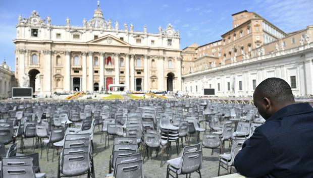 Una persona en la plaza de San Pedro tras conocerse la muerte del Papa Francisco
