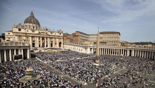 Cientos de fieles asisten a la misa de Pascua en la Plaza de San Pedro en el Vaticano