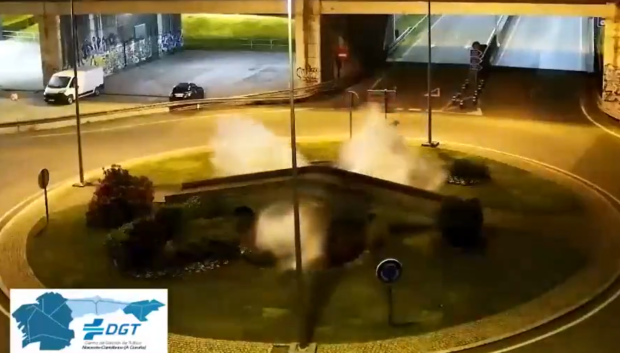 Impresionante imagen del impacto del coche contra el puente ornamental