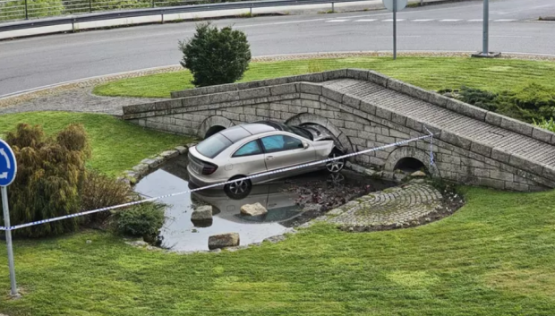 El estado del vehículo tras chocar contra el puente