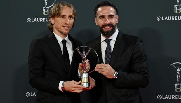 Modric y Carvajal recogieron el premio en nombre del Real Madrid al mejor equipo del mundo de 2024