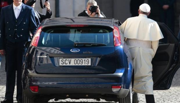 El Papa Francisco entrando en su famoso Ford Focus