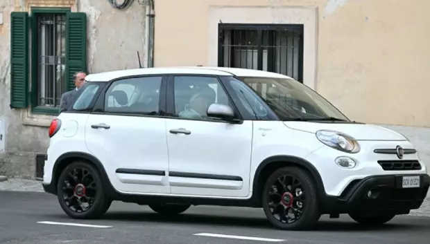 El Papa Francisco a su salida del hospital en un Fiat 500 L