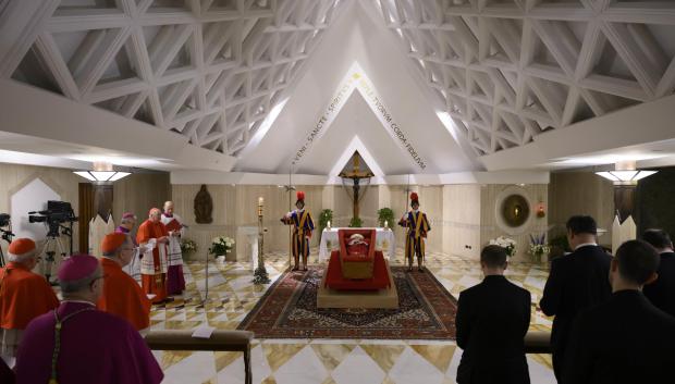 El Vaticano muestra las primeras imágenes del féretro abierto del Papa Francisco