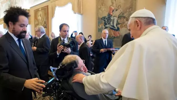 Imagen del astrofísico Stephen Hawking en su reunión con el Papa Francisco en 2016