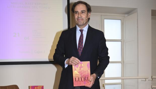 Miguel Baez Litri con el libro de su padre "Miguel Baez Litri: Grande del toreo" en Sevilla
