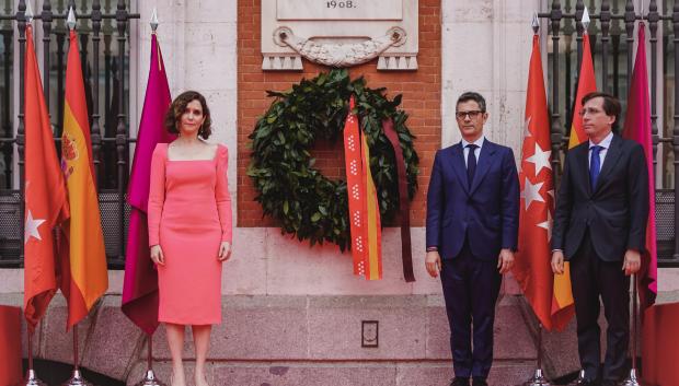 La presidenta de la Comunidad de Madrid, Isabel Díaz Ayuso, junto al ministro de la Presidencia, Relaciones con las Cortes y Memoria Democrática del Gobierno de España, Felix Bolaños, y el alcalde de la capital, José Luis Martínez-Almeida, en 2023