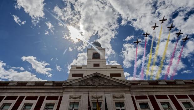 Aviones de la patrulla Águila durante el acto cívico militar con motivo del Día de la Comunidad de Madrid en la Puerta del Sol, a 2 de mayo de 2024