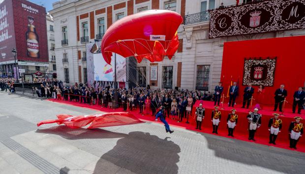 Un paracaidista del grupo PAPEO del Ejército del Aire y del Espacio durante el acto cívico militar con motivo del Día de la Comunidad de Madrid en la Puerta del Sol, a 2 de mayo de 2024