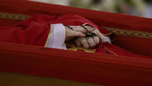 Detalle de las manos del Papa Francisco con un rosario dentro de su ataúd