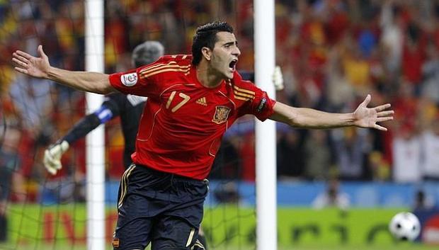 Dani Güiza celebra un gol con la selección.