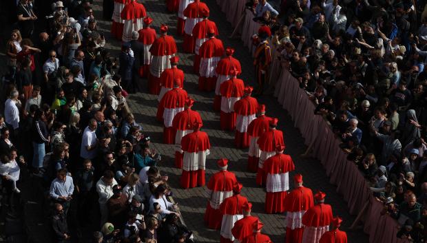 La procesión ha sido acompañada por los cardenales presentes en Roma