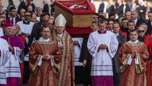 La procesión fúnebre, presidida por el camarlengo