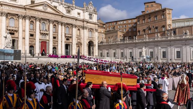 El féretro del Papa, a su entrada a la plaza