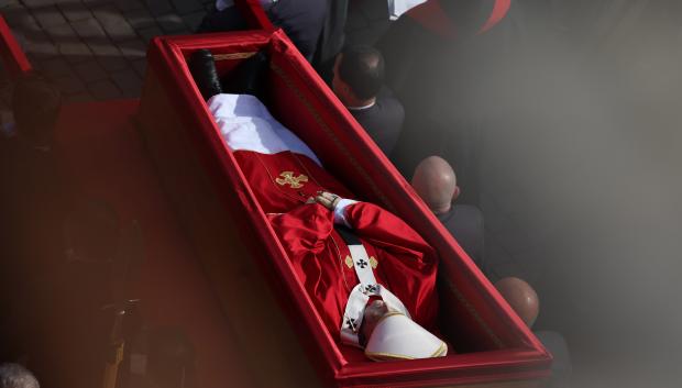 El Papa, revestido con casulla roja