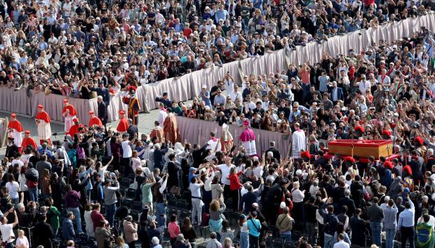 Miles de fieles en la plaza de San Pedro despiden al Papa