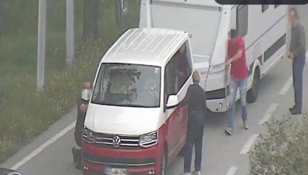 Mientras uno de ellos da explicaciones el otro se esconde detrás para abrir la puerta