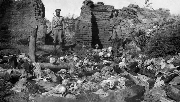 Soldados rusos fotografiados en el antiguo pueblo armenio de Sheykhalan, cerca de Mush, 1915.