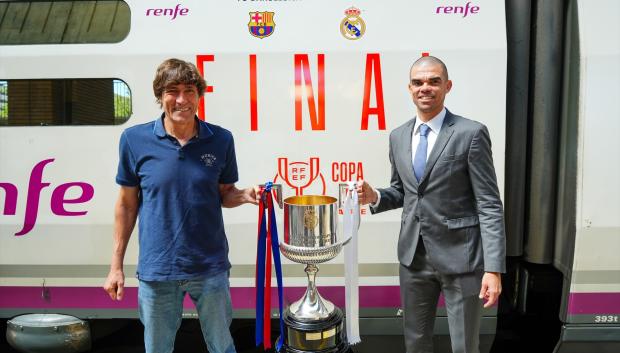 Julio Salinas y Pepe con la Copa del Rey