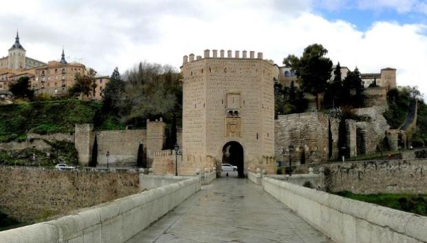 El Puente de Alcántara, con Toledo al fondo, desde donde se levanta el cerro del castillo de San Servando