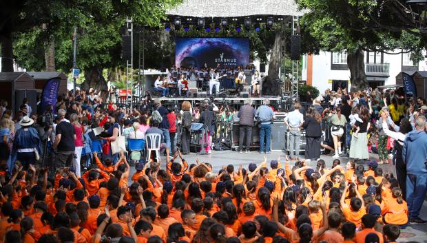 Las actividades complementarias del Festival Starmus, que se ha iniciado este viernes en La Palma, han comenzado con la actuación de Music Lab Kids + Momo, en la que participan más de un millar de alumnos con distintas actividades científicas y musicales