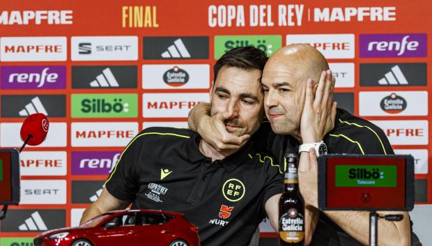 Rueda de prensa de los árbitros de la Final de la Copa del Rey Ricardo de Burgos Bengoetxea (i) y Pablo González Fuertes