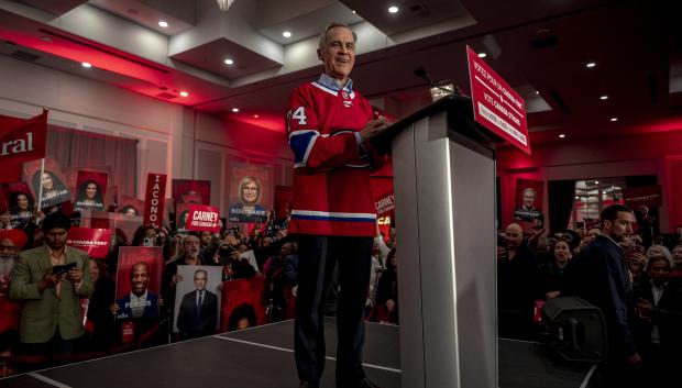 Mark Carney, con una equipación de hockey en un acto de campaña