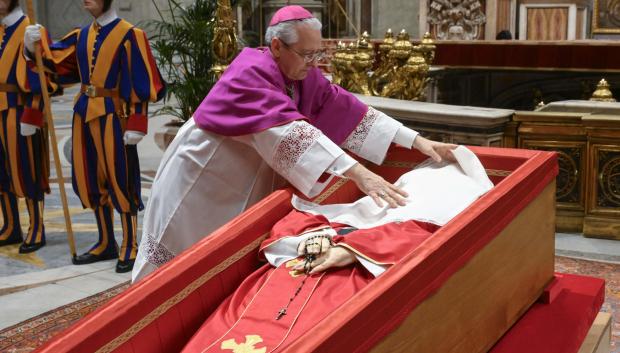 La ceremonia de cierre del féretro con el cuerpo del difunto Papa Francisco