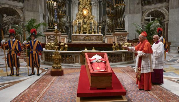 La ceremonia de cierre del féretro con el cuerpo del difunto Papa Francisco, presidido por el cardenal camarlengo, Kevin Joseph Farrell
