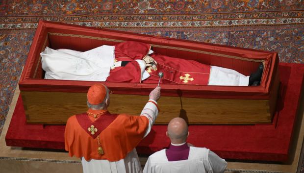 La ceremonia dio inicio a las 20.00 hora local (18.00 GMT) de forma privada, después de que se cerrara al público la capilla ardiente.