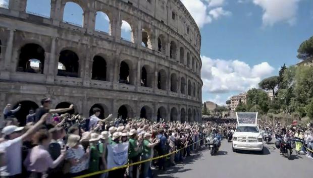 CIUDAD DEL VATICANO, 26/04/2025.- Captura de video de la señal Vatican Media, del momento en el cortejo fúnebre con los restos del papa Francisco pasa junto al Coliseo, camino de la basílica de Santa María la Mayor de Roma, donde ha sido enterrado el pontífice. EFE/Vatican Media -SOLO USO EDITORIAL/SOLO DISPONIBLE PARA ILUSTRAR LA NOTICIA QUE ACOMPAÑA (CRÉDITO OBLIGATORIO)-