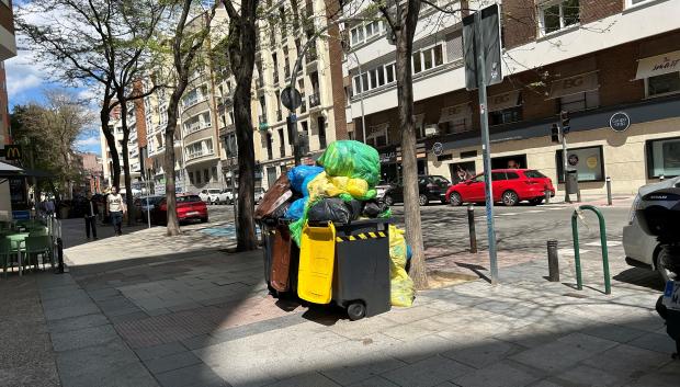 Por su parte, las empresas de recogida de basura de Madrid aseguran que «diariamente» se está cubriendo el 100 % de los servicios mínimos, pero que si no se pueden ejecutar es debido a los «continuos sabotajes a los vehículos»