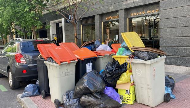 Los desperdicios se acumulan en las calles de la ciudad de Madrid, donde, según el decreto de servicios mínimos, ha de recogerse la basura en días alternos en función de los distritos.