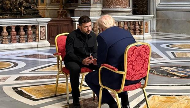 El presidente de EE.UU. Donald Trump y el presidente de Ucrania Volodímir Zelenski en El Vaticano