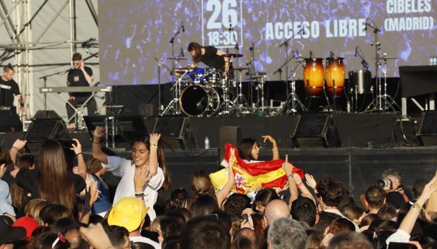 Una bandera de España y jóvenes bailando en la III Fiesta de la Resurrección