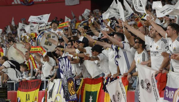 La afición del Real Madrid anima a su equipo antes de que eche a rodar el balón