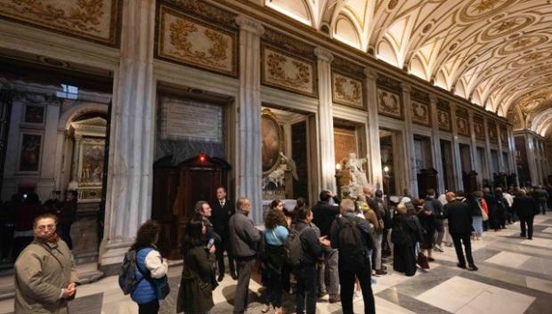 Peregrinos haciendo cola para ver la tumba del Papa Francisco en la basílica de Santa María la Mayor