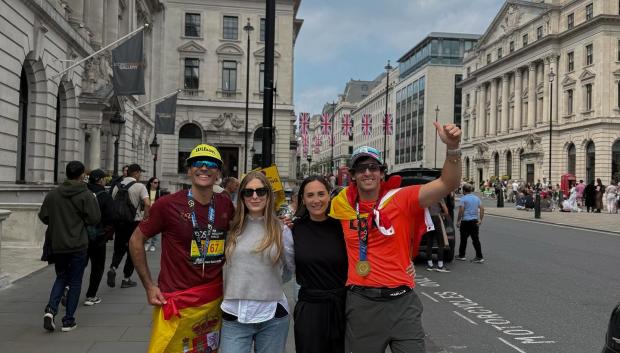 Tamara y su marido con unos amigos en Londres