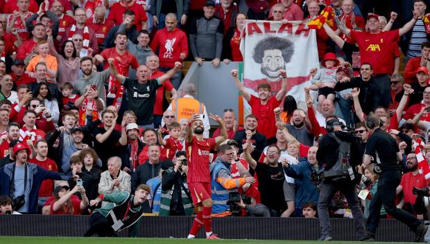 Mohamed Salah se hace un 'selfie' con la afición del Liverpool
