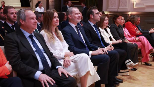 Don Felipe, acompañado por el ministro de Economía, Carlos Cuerpo, en la inauguración del foro internacional
