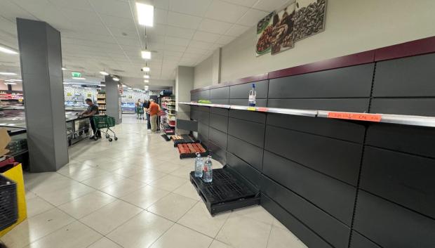 Un supermercado de Madrid agota las existencias de agua tras el apagón en toda España