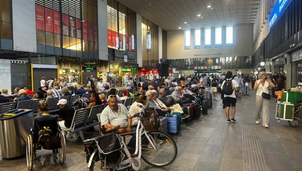 Decenas de viajeros que no han podido coger su tren se acomodan en el vestíbulo de Santa Justa, donde pasarán la noche