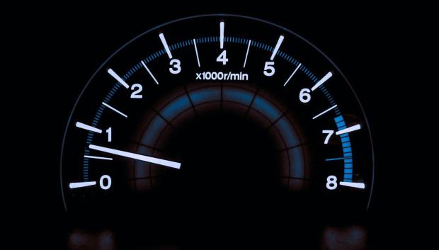 Un coche con el motor al ralentí gasta combustible