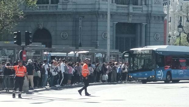 Cientos de personas esperando un autobús que no llegaba