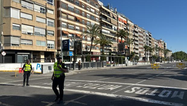 Agentes de la Policía Local de Córdoba regulando el tyráfico en el centro de Córdoba